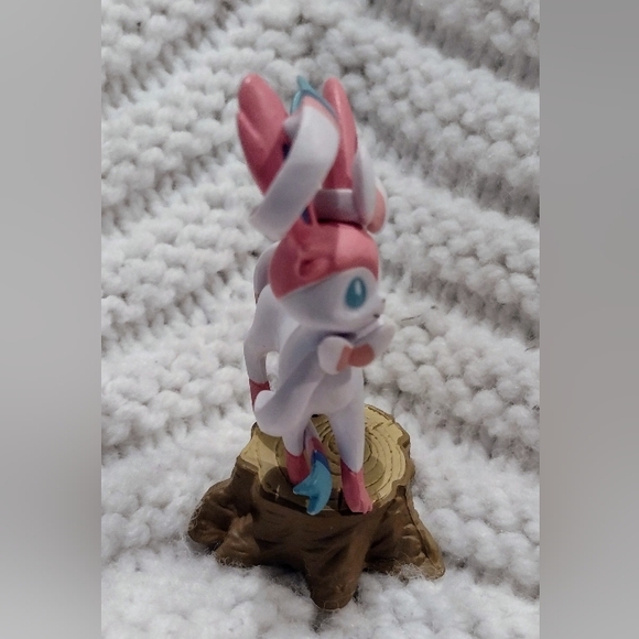 Pokemon Sylveon Collectible Figure 2013 Pokemon TCG Sylveon Collection Box - Picture 4 of 5